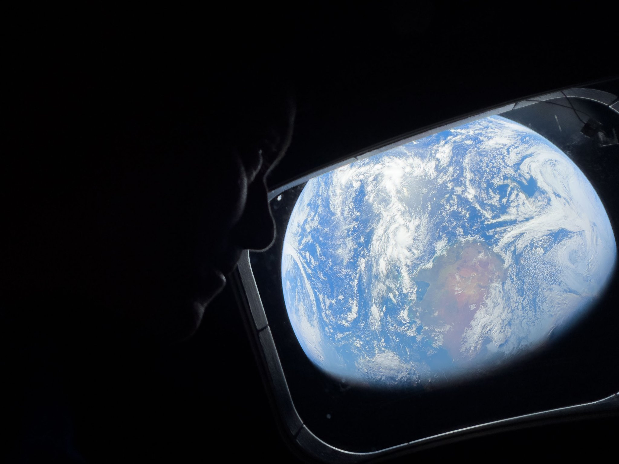 从太空瞭望地球.jpg